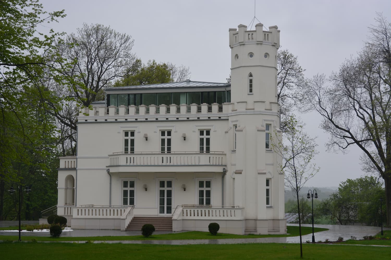 Widok zewnętrzny Pałacu w Cianowicach - zabytkowy budynek